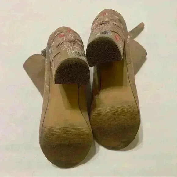Women's SO Beige Suede Embroidered Open Toe Booties Size 9.5 Boho Floral outdoor - Picture 12 of 13